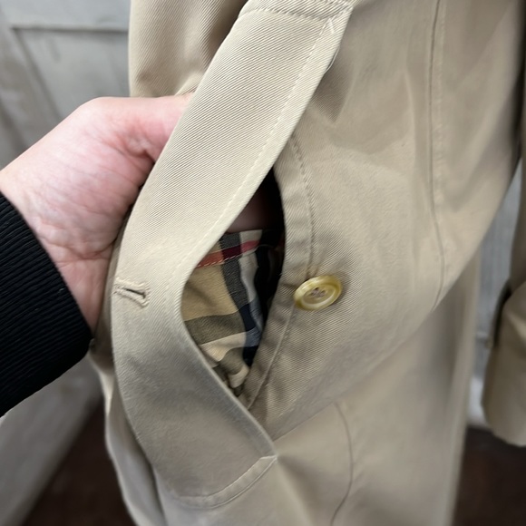 Men’s Burberry double lined trench coat Size L button closure. Pre owned - Picture 8 of 12